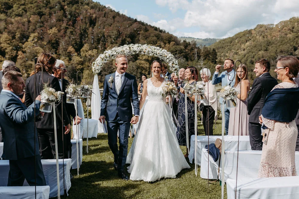 Auszug Brautpaar schloss herberstein Hochzeit