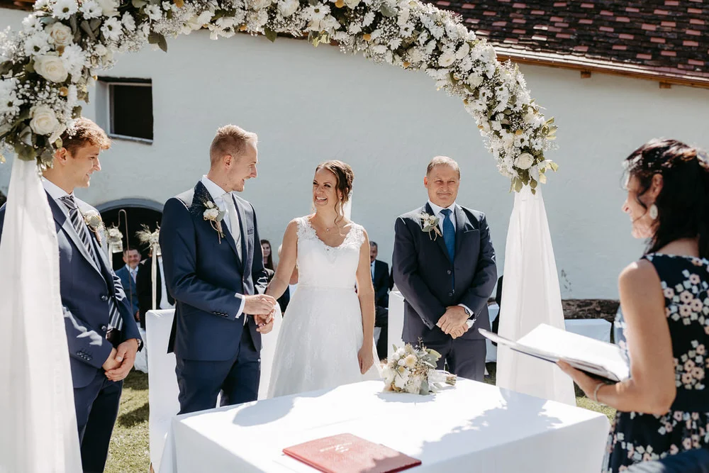 Brautpaar bei trauung schloss herberstein Hochzeit