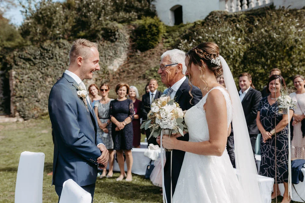 Braut mit Brautvater schloss herberstein Hochzeit