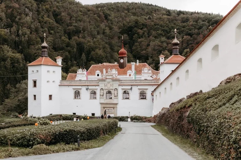 schloss herbersteinvon außen